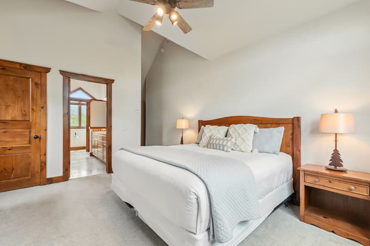 卧室1：加大双人床、上层、带独立浴缸的套内卫生间、衣柜