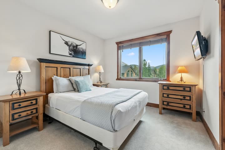 2号卧室：标准双人床、主楼、步入式衣橱