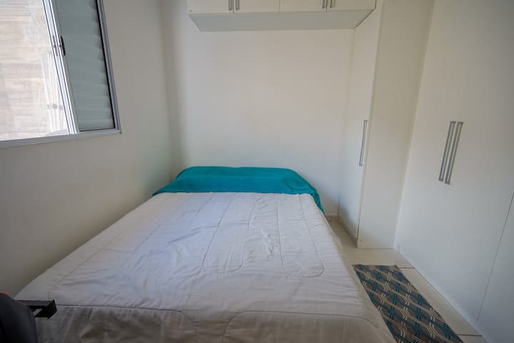 ლუქს‑კლასის ნომერი 1 ორმაგი საწოლით, დიდი კარადითა და ბუნებრივი განათებით