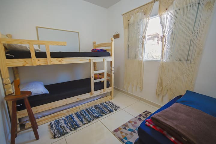 საძინებელი 2 განკუთვნილია მაქსიმუმ 4 ადამიანისთვის და მასში არის ერთი ორმაგი საწოლი და ერთი კომფორტული ორსართულიანი საწოლი