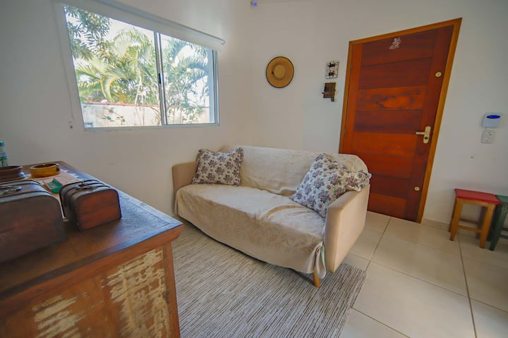 მყუდრო დივანი და დიდი ფანჯარა: იდეალური გარემო დასასვენებლად ან კითხვისთვის