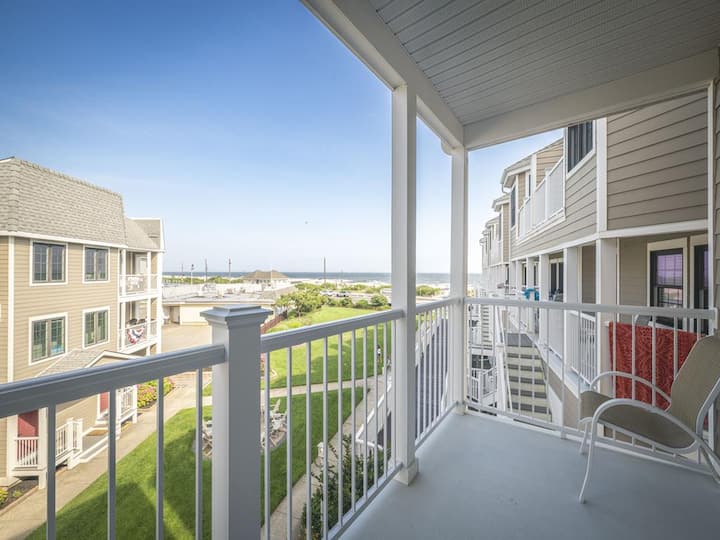 Beachfront 2br Condo W/ Balcony & Ocean Views - Cape May, NJ