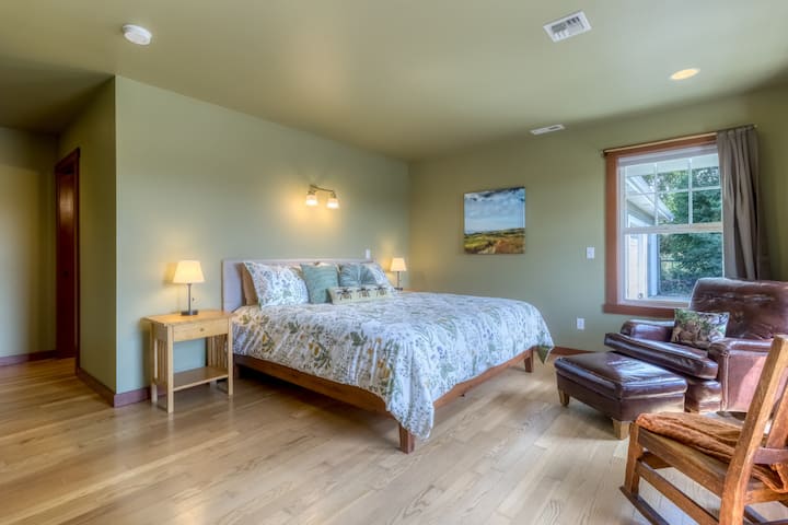 Primárna spálňa s manželskou posteľou na hlavnom poschodí s miestom na sedenie