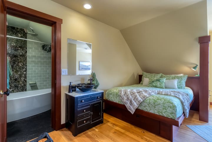 Manželská posteľ s vlastnou kúpeľňou na poschodí