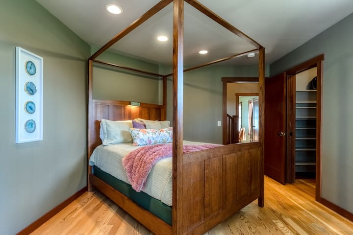 Spálňa s manželskou posteľou Queen na hlav