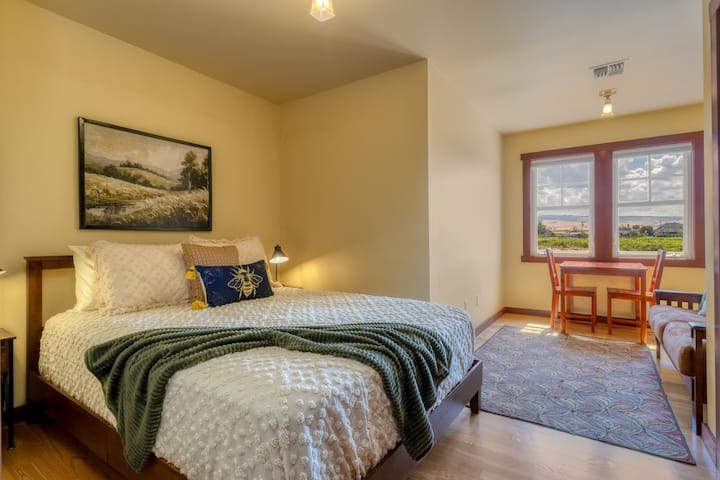 Spálňa s manželskou posteľou a sedením na poschodí oproti kúpeľni