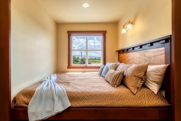 Manželská posteľ na mieru v hlavnej manželskej izbe na poschodí