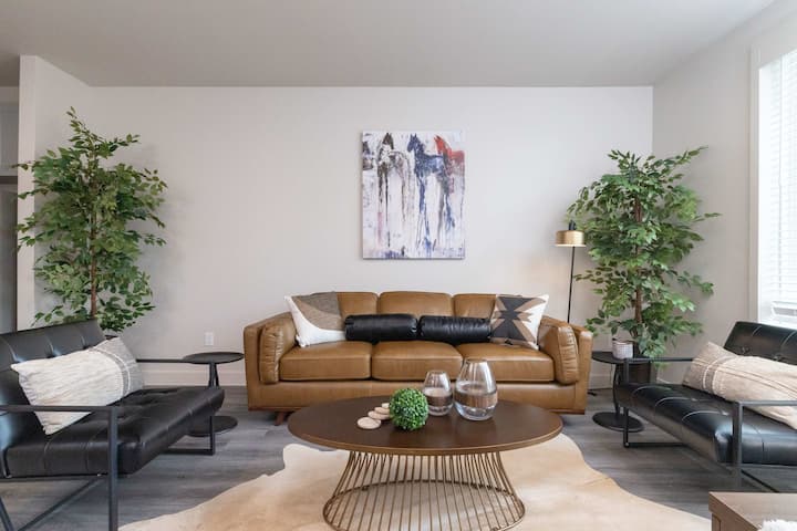 Uitnodigende woonkamer met een slaapbank, comfortabele stoelen, flatscreen-tv en speciale werkruimte - perfect om te ontspannen of te entertainen.