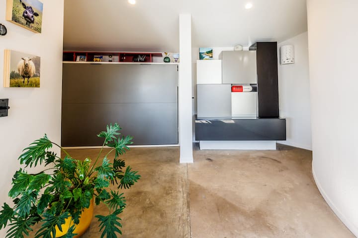 На втория етаж има скрито легло Queen Size тип „Мърфи“ за гостите 