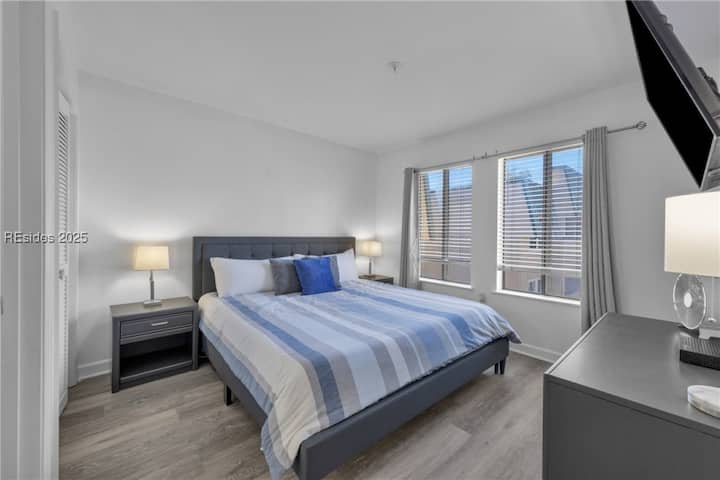 Брачен кревет (широк 180 - 200 см) со сопствена