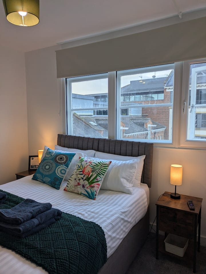 Apartamento 24 – Dormitorio 2 con vista a la calle tranquila - Amplio dormitorio principal con cama zip-link (configurada como king o doble), TV inteligente y persianas opacas.