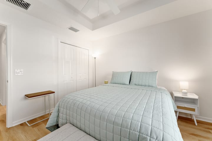 ห้องนอนผู้เข้าพัก 2 พร้อมตู้เสื้อผ้า