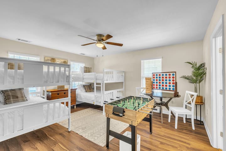 Spavaća soba 4 | Zabavno i prostrano | Ima 2 kreveta na kat, stolni nogomet i igre za sve uzraste.
