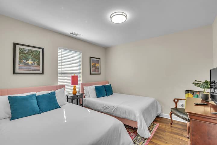 Spavaća soba 3 | Udobna i jednostavna | Uključuje TV, komodu i udoban prostor za opuštanje.