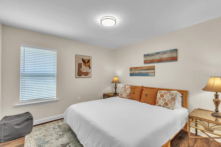 Spavaća soba 2 | Udobna soba s bračnim krevetom (širine 180 – 200 cm), toplim osvjetljenjem i modernim zidnim ukrasima.