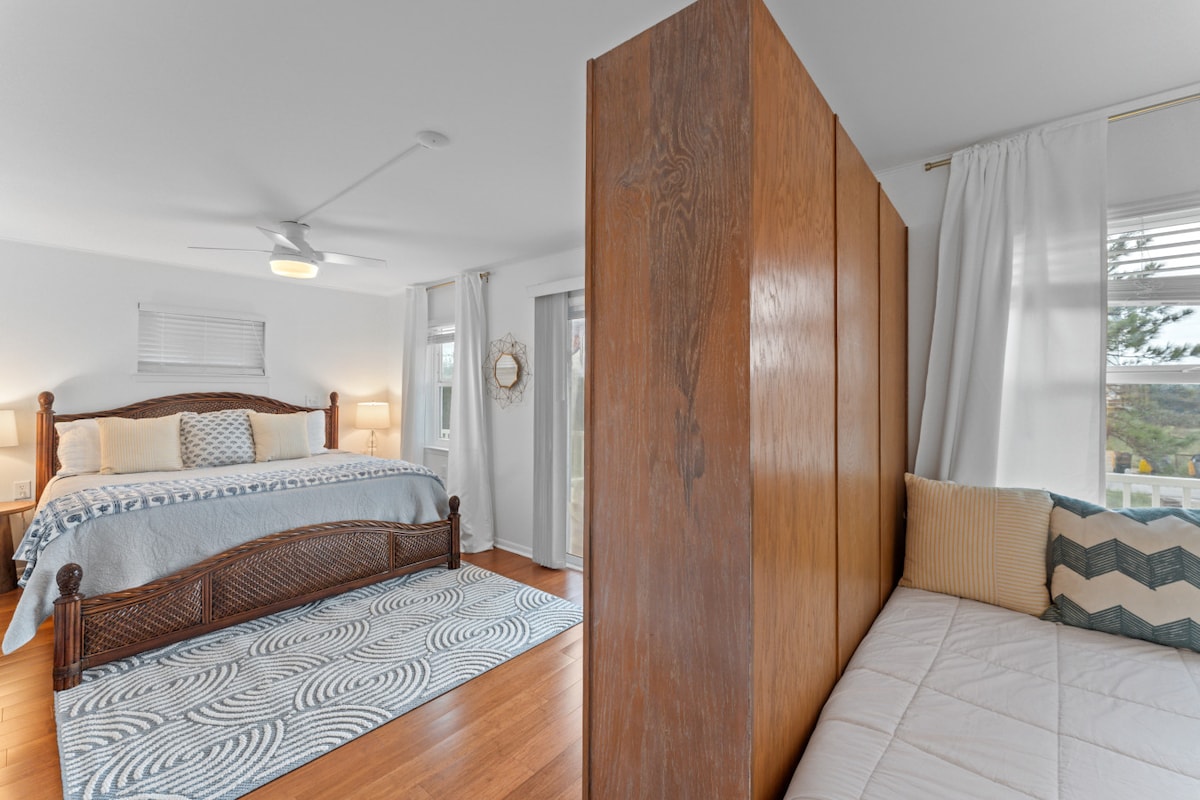 Zobuďte sa na morský vánok v pokojnom apartmáne s manželskou posteľou a balkónom