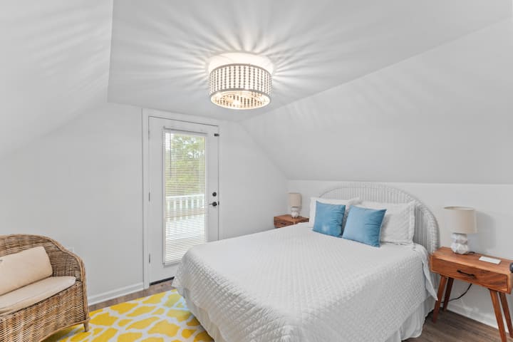 På tredje sal er der også et andet soveværelse med queensize-seng og privat balkon.