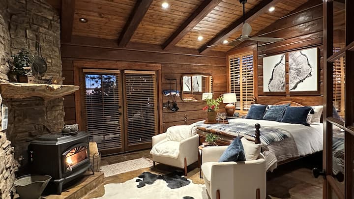 Luxury Cliffside Cabin with Hot Tub