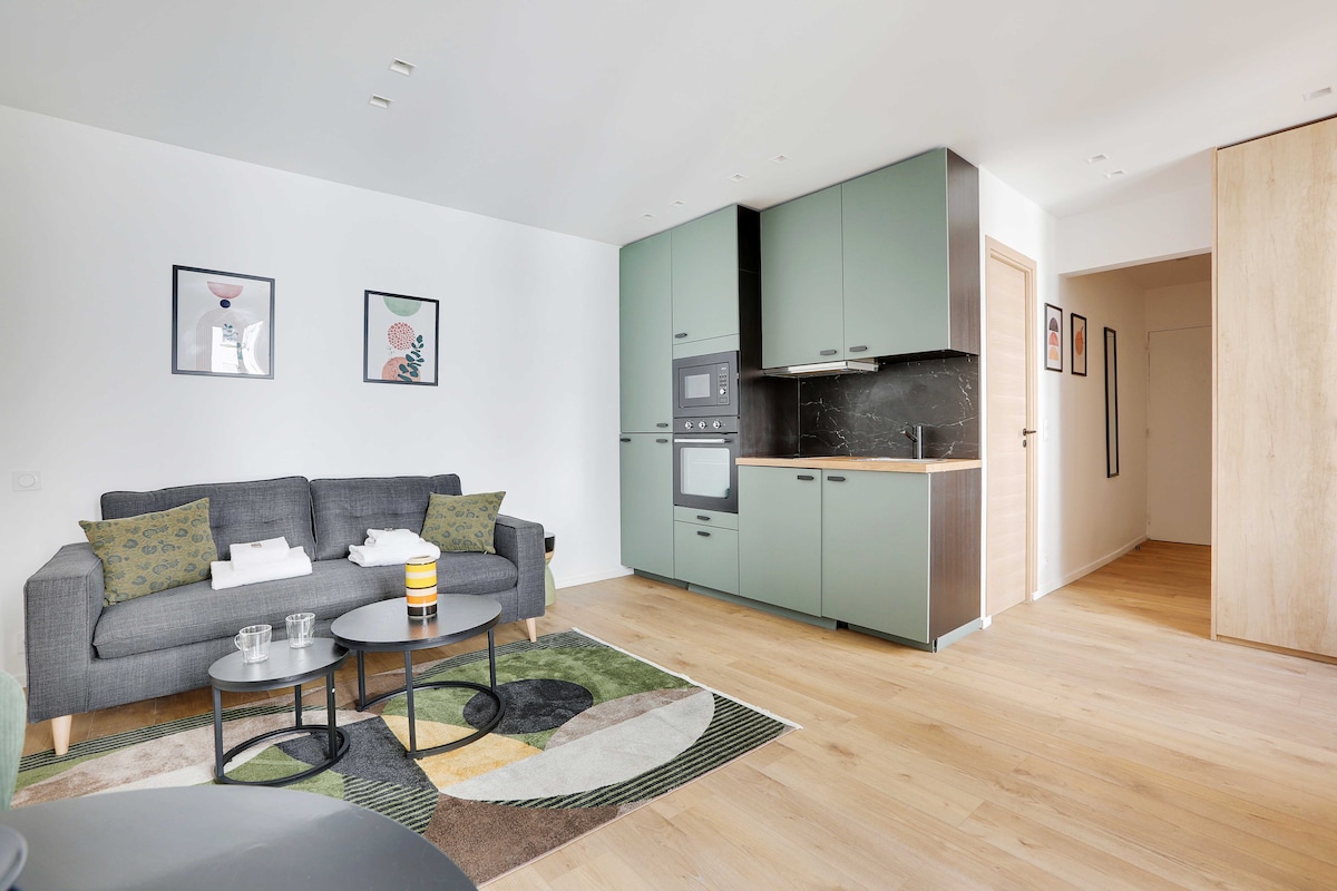  Მყუდრო მისაღები ოთახი ორადგილიანი გასაშლელი დივნით, სასადილო მაგიდით და ტელევიზორით