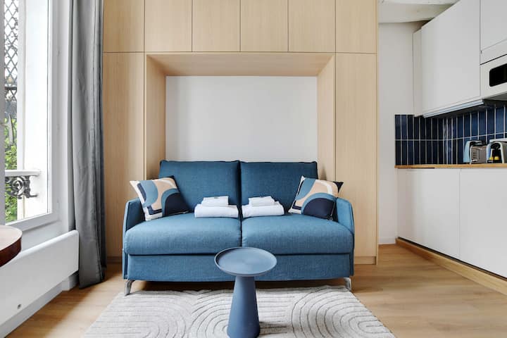 Приятен светъл престой с кът за спане с качествен разтегателен диван, странична маса и смарт телевизор, за да се насладите на любимите си програми.