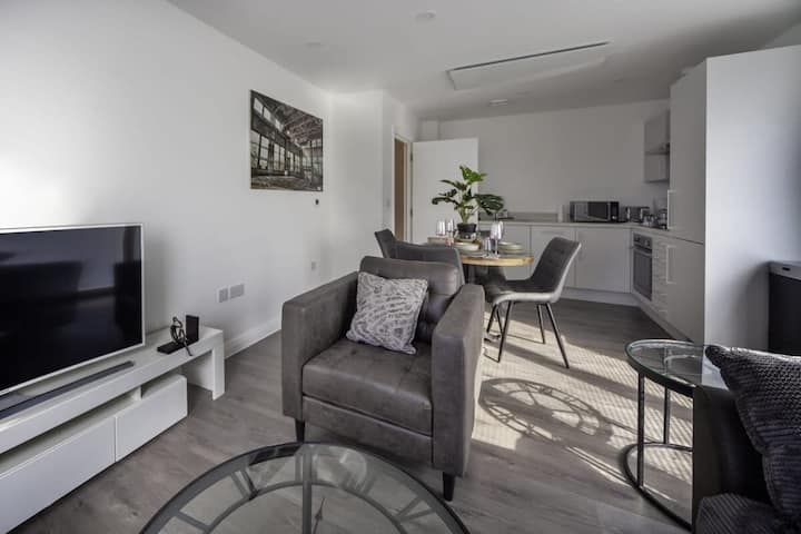 2br Apartment | Near Ashford Town | Park & Balcony - Kent