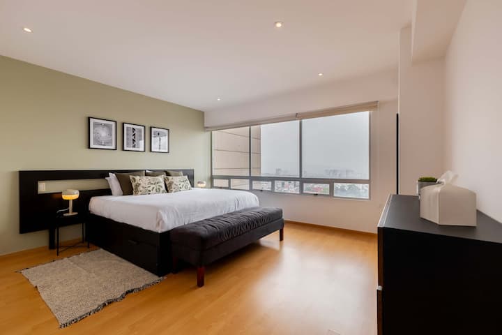 Raskošna kupaonica s luksuznim tušem.


