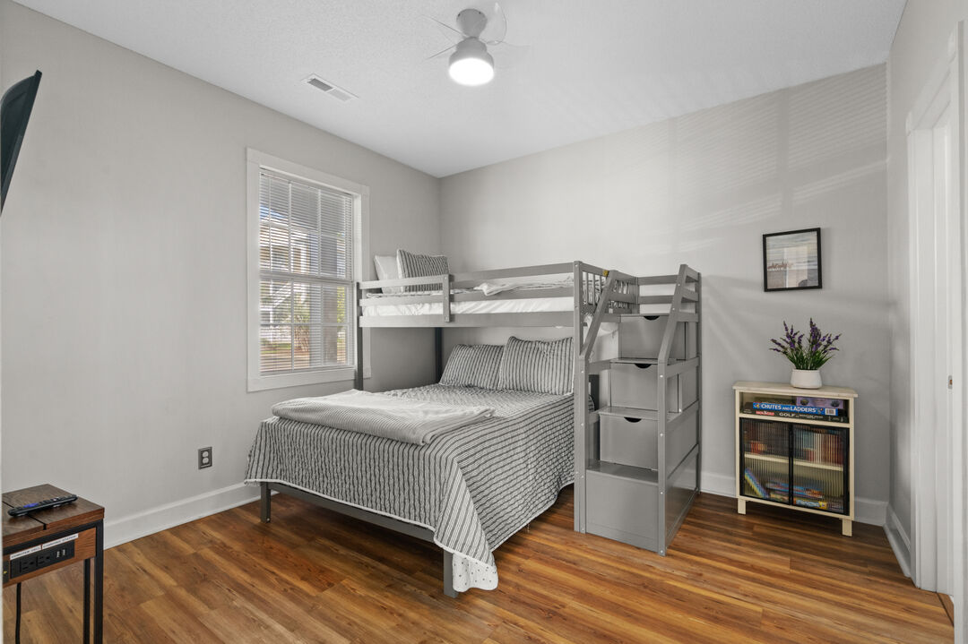 سرير كامل وسريران مفردان