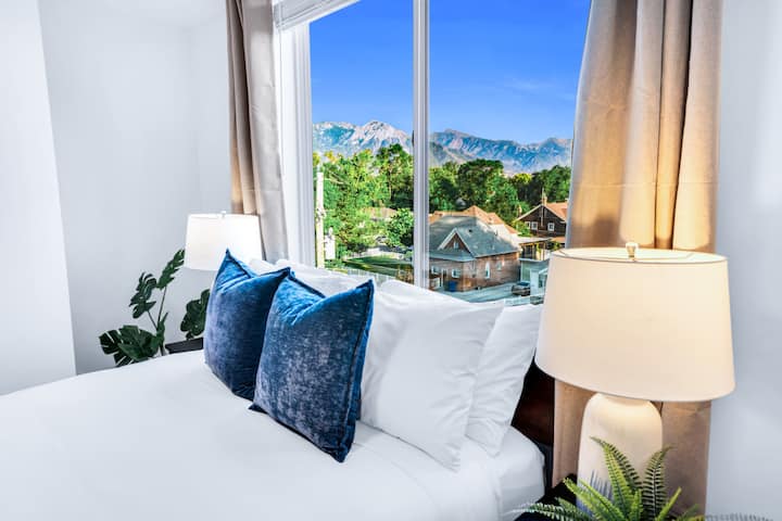 Брачна спална соба. 65-инчен телевизор, поглед кон прозорец од 12 стапки со приклучена бања и одење во плакар.