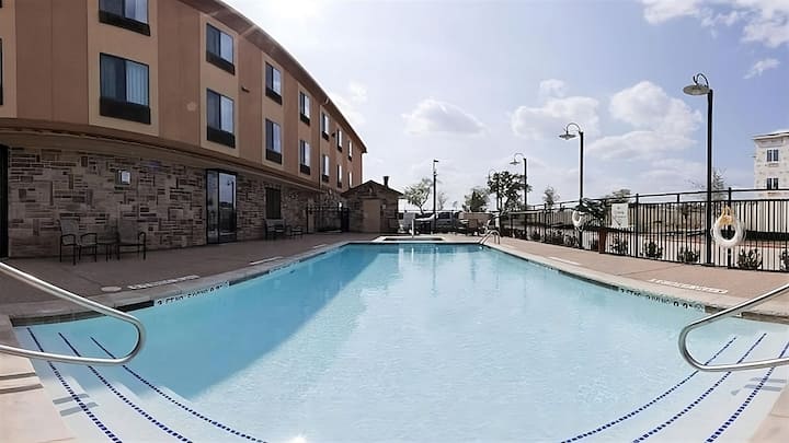 Adventure Awaits! Spacious Family Unit, Pool - Cool, TX