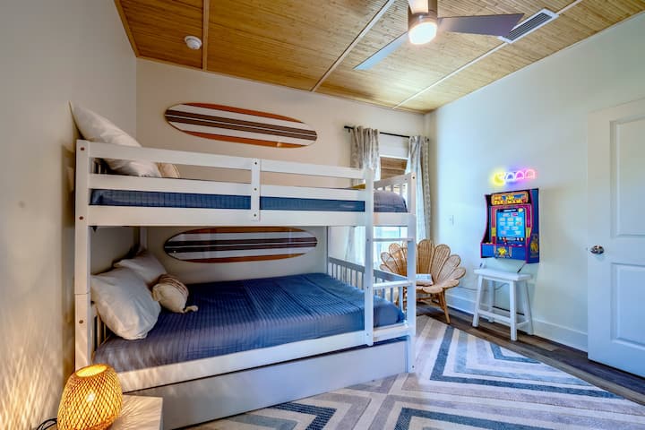 เตียงสองชั้นเต็มพร้อมเตียงเดี่ยวและเกมอาเขต Ms. Pac-Man เพื่อความสนุกสุดๆ!