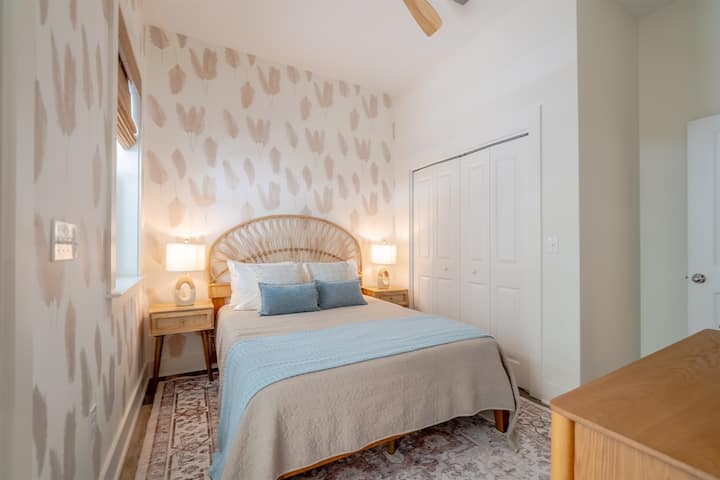 ห้องนอนขนาดควีนไซส์ตั้งอยู่ที่ชั้นหลักเพื่อความสะดวกสบาย