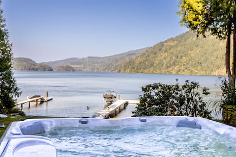Luxury Lakefront *Hot Tub*Private Dock*Pool Table