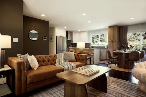 Top performing Airbnb: Designer Hollywood Hills Hideaway near Universal in Hollywood Hills