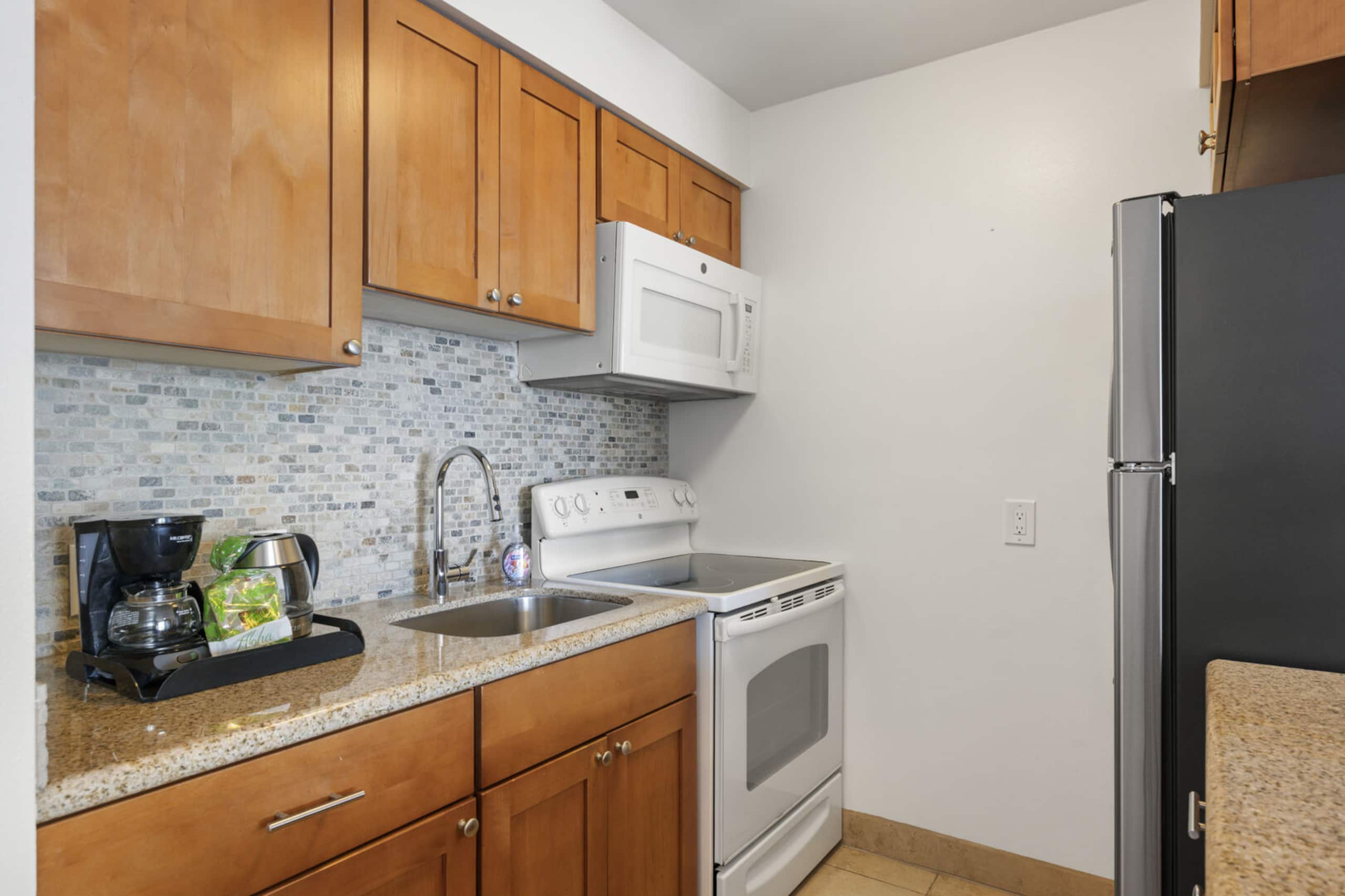 Oceanfront Studio Escape – Lahaina Shores 421 - Image 17
