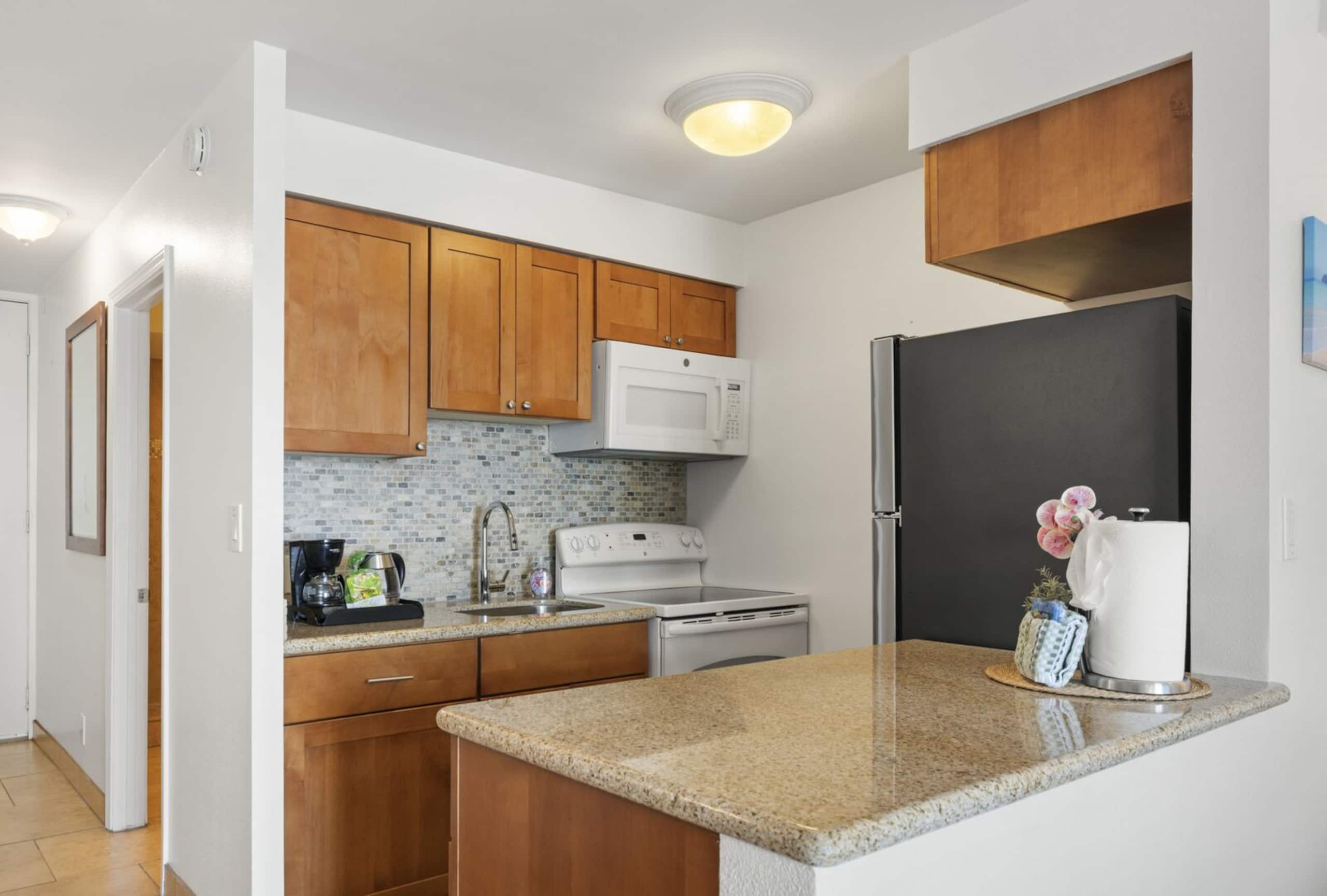 Oceanfront Studio Escape – Lahaina Shores 421 - Image 14