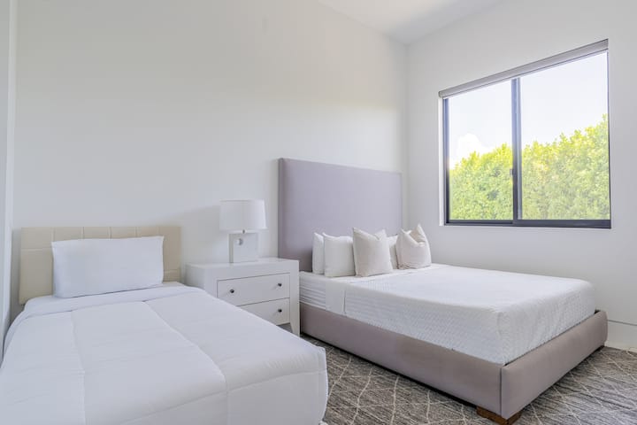 La chambre 6 dispose d'un très grand lit, d'un lit simple et d'une salle de bain attenante.