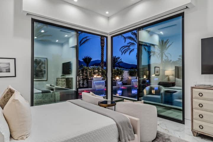 La chambre principale dispose d'un lit king et d'une salle de bain attenante.