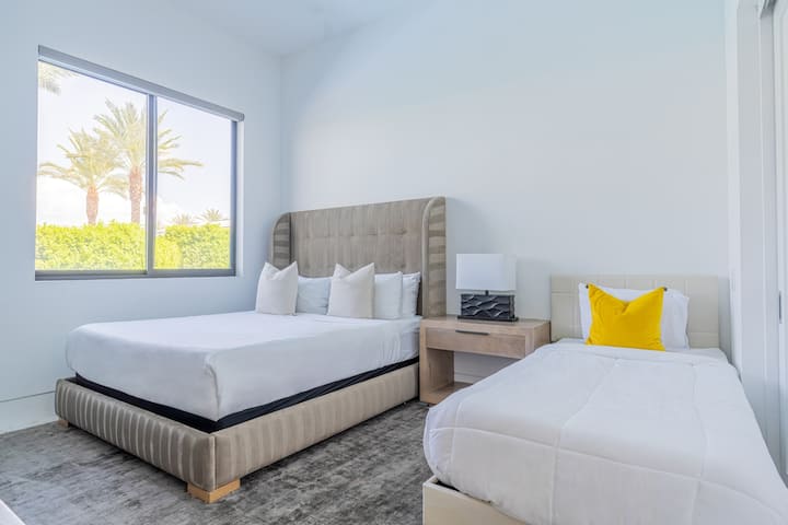 La chambre 3 dispose d'un très grand lit, d'un lit simple et d'une salle de bain attenante.