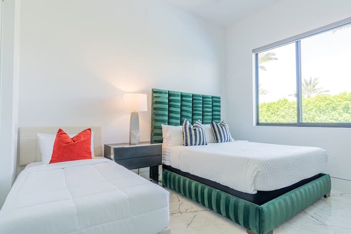 La chambre 2 dispose d'un très grand lit, d'un lit simple et d'une salle de bain attenante.