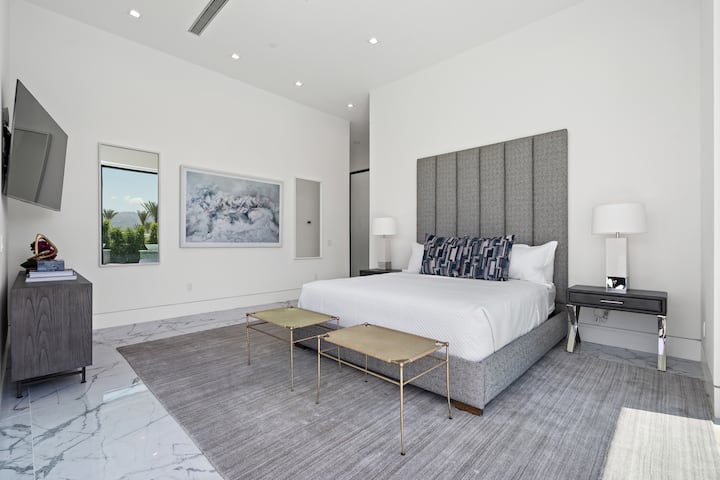 Главната спална соба има брачен кревет (широк 150-179 см), телевизор и сопствена бања.