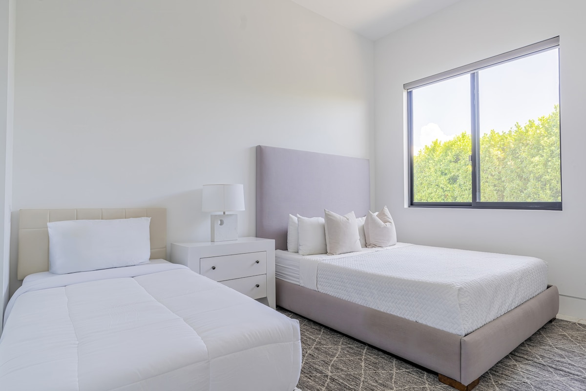 6号卧室设有一张加大双人床、一张双人床和一间套内卫生间。