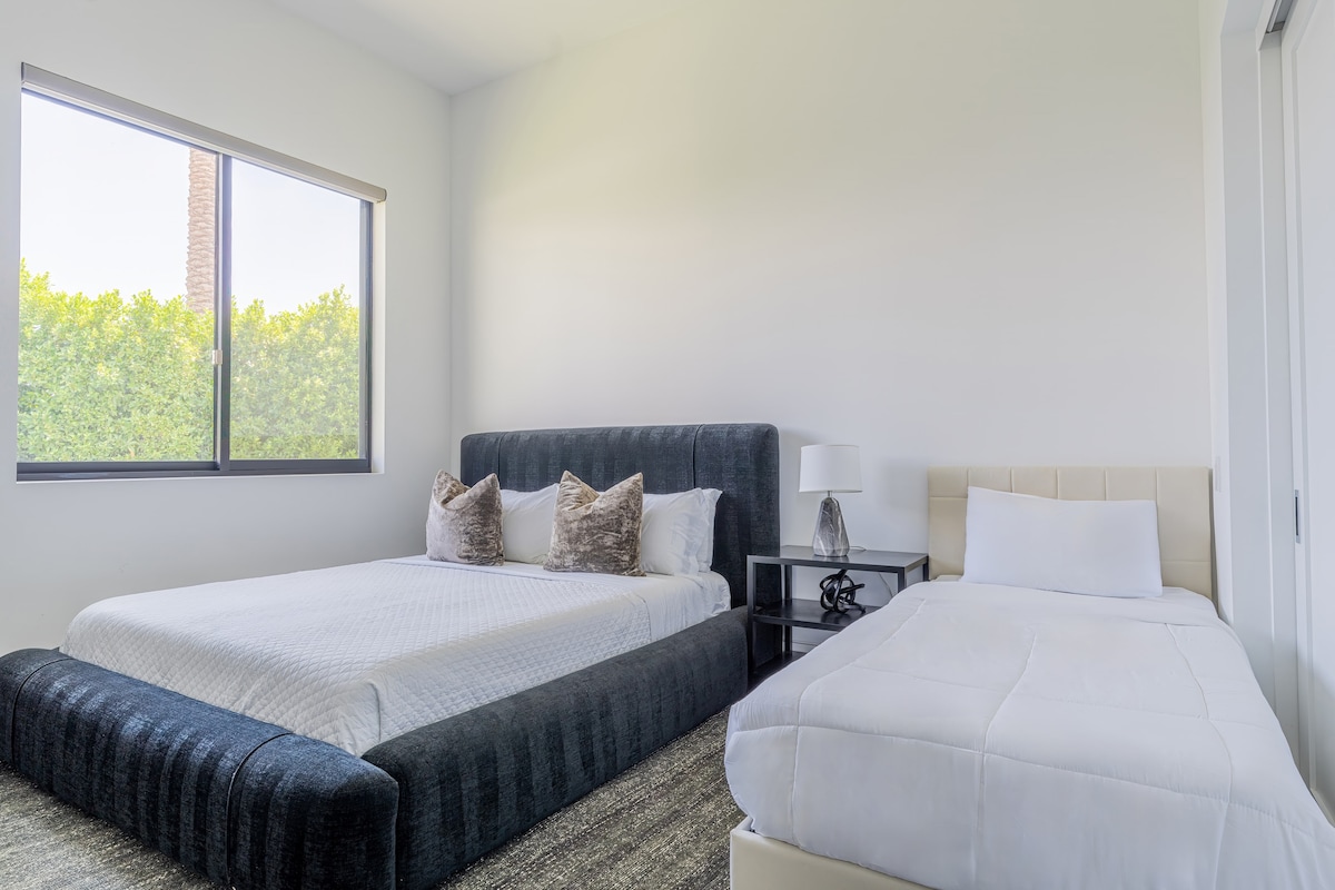 7号卧室设有一张加大双人床、一张双人床和一间套内卫生间。