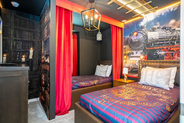 Zakoračite u čarobni svijet u ovoj sobi s tematikom Harryja Pottera! Dva odvojena kreveta s očaravajućim dekorom čine ovo savršenim utočištem za čarobnjake i muggle.