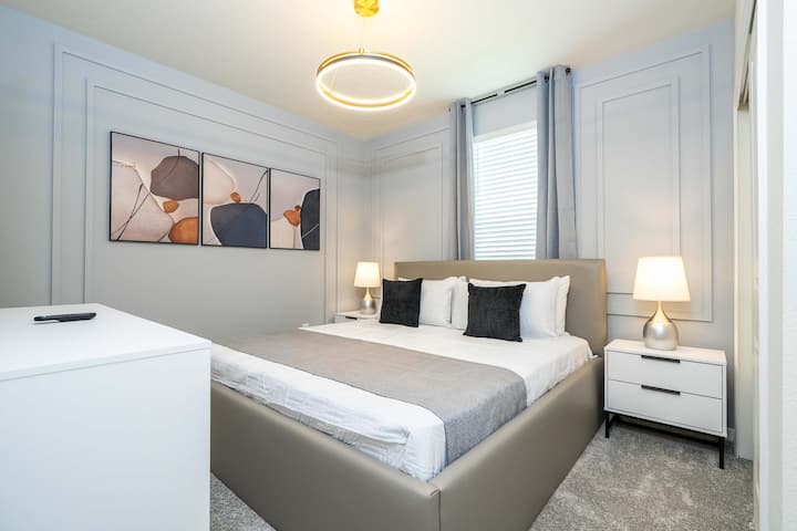 Opustite se u ovoj suvremenoj spavaćoj sobi s mekanim bračnim krevetom, elegantnom rasvjetom i umirujućim neutralnim tonovima – savršeno mjesto za odmor!