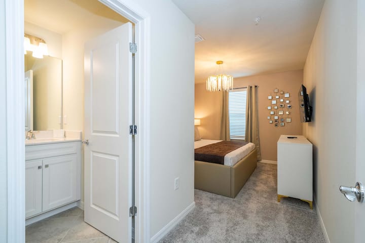 Otkrijte udobnost ove udobne spavaće sobe s mekanim krevetom, elegantnom rasvjetom i privatnom kupaonicom za dodatnu udobnost.