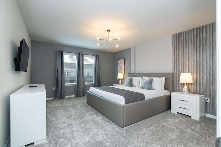 Opustite se u prostranom glavnom apartmanu s mekanim bračnim krevetom, modernim uređenjem i umirujućim neutralnim tonovima – čeka vas čista udobnost!