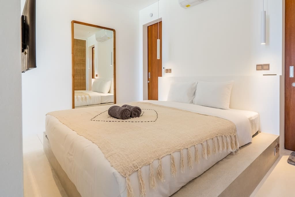 Собата е опремена со удобен кревет, со душек од плиш, висококвалитетна постелнина и меки перници. Потонете во прегратката на креветот и почувствувајте како грижите на денот се топат додека се подготвувате за ноќ со мирен сон.