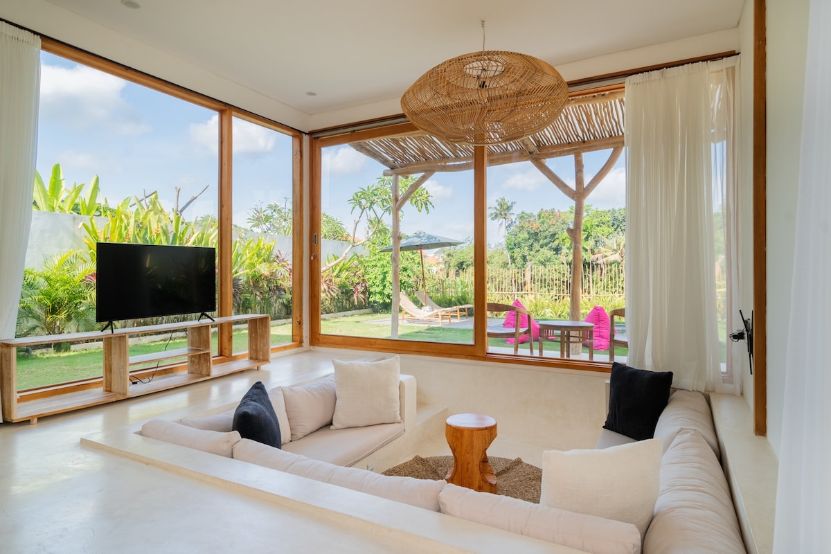 Villa in Kecamatan Kuta Utara · 3 bedrooms · 3 beds · 3 private baths, сопоставимый объект Airbnb