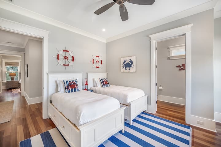 Spálňa 6 – Dve samostatné postele (x2) + Vlastná kúpeľňa + TV Shore Thing | 4001 Palm Blvd | Isle of Palms, SC | IOP Escapes