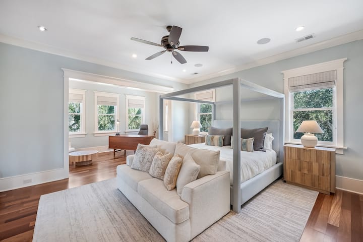 Spálňa 1: veľká manželská posteľ + vlastná kúpeľňa + TV Shore Thing | 4001 Palm Blvd | Isle of Palms, Južná Karolína | IOP Escapes